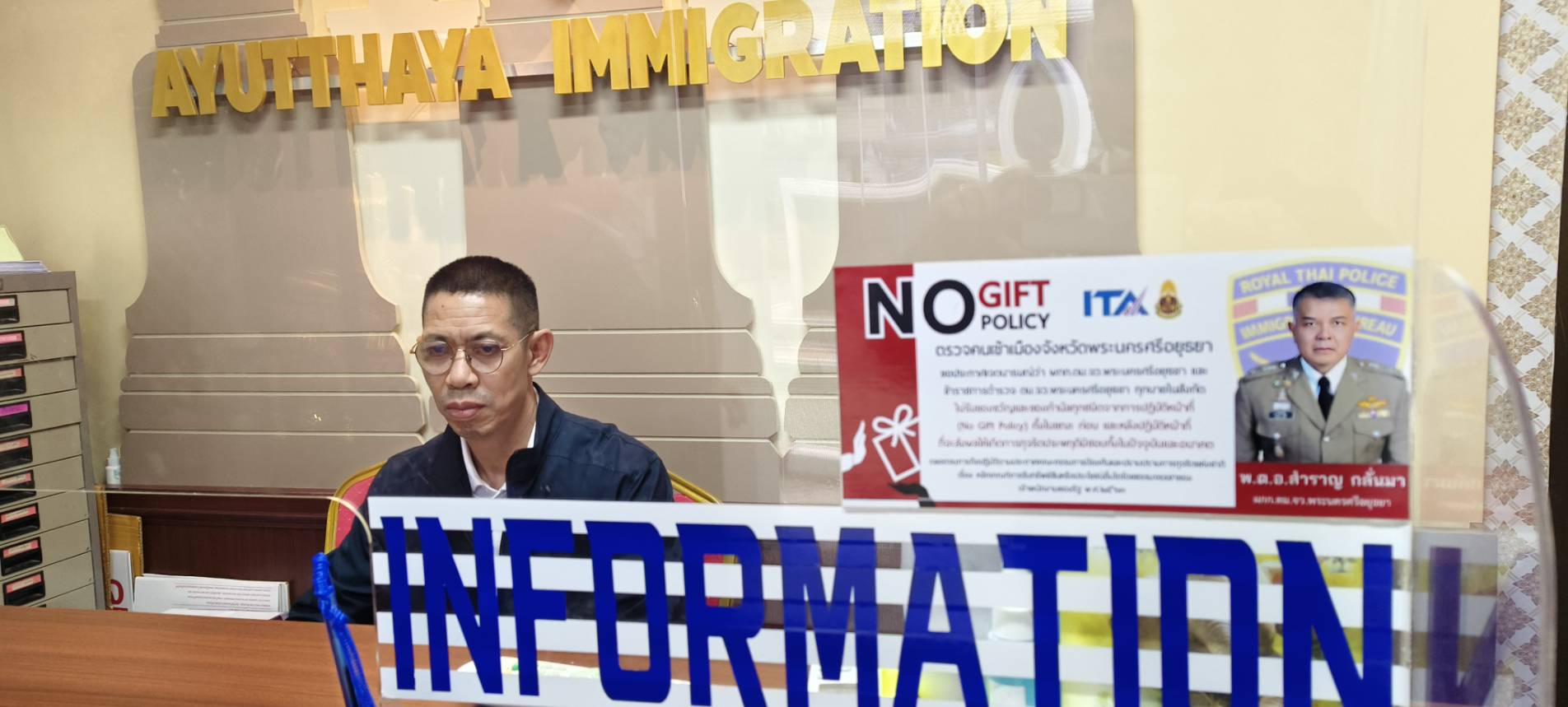 Sample image of a tutle riding on top of an alligator that is swimming in the water - scaled to 200 x 237.