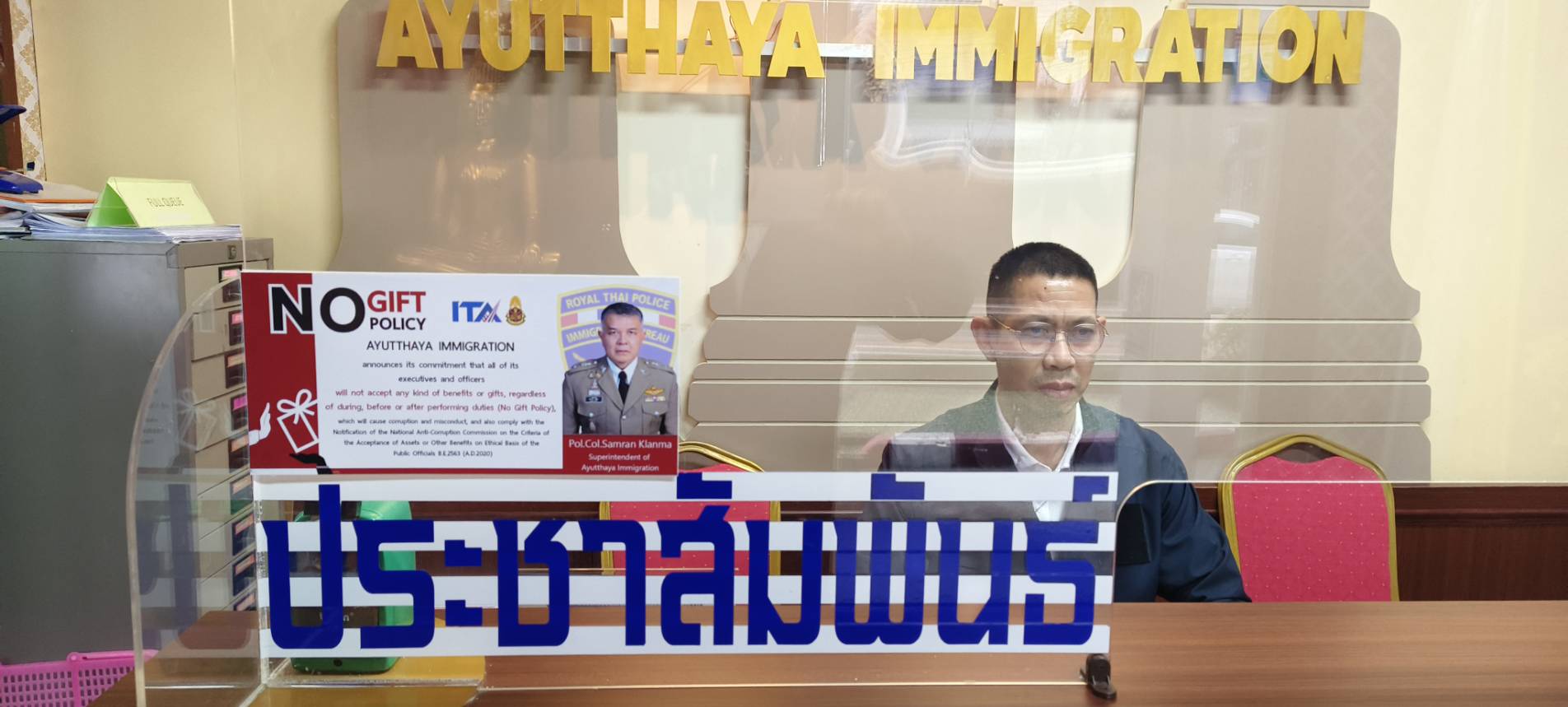 Sample image of a tutle riding on top of an alligator that is swimming in the water - scaled to 200 x 237.