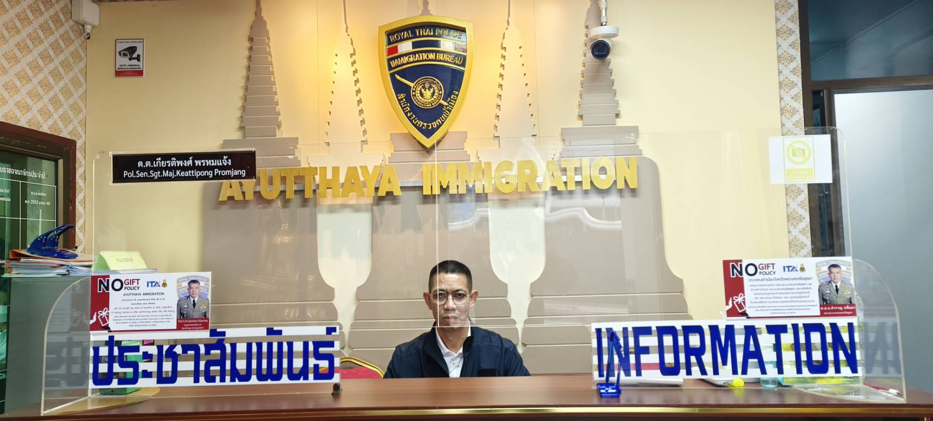 Sample image of a tutle riding on top of an alligator that is swimming in the water - scaled to 200 x 237.